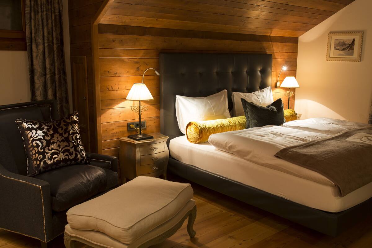 Ropa de cama de alta calidad, cubrecamas y minibar 