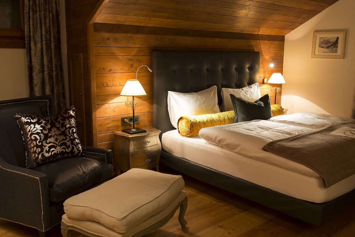 Ropa de cama de alta calidad, cubrecamas y minibar