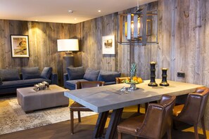 Departamento de lujo, sauna (Valluga) | Sala de estar | Televisión de pantalla plana y consola de videojuegos 