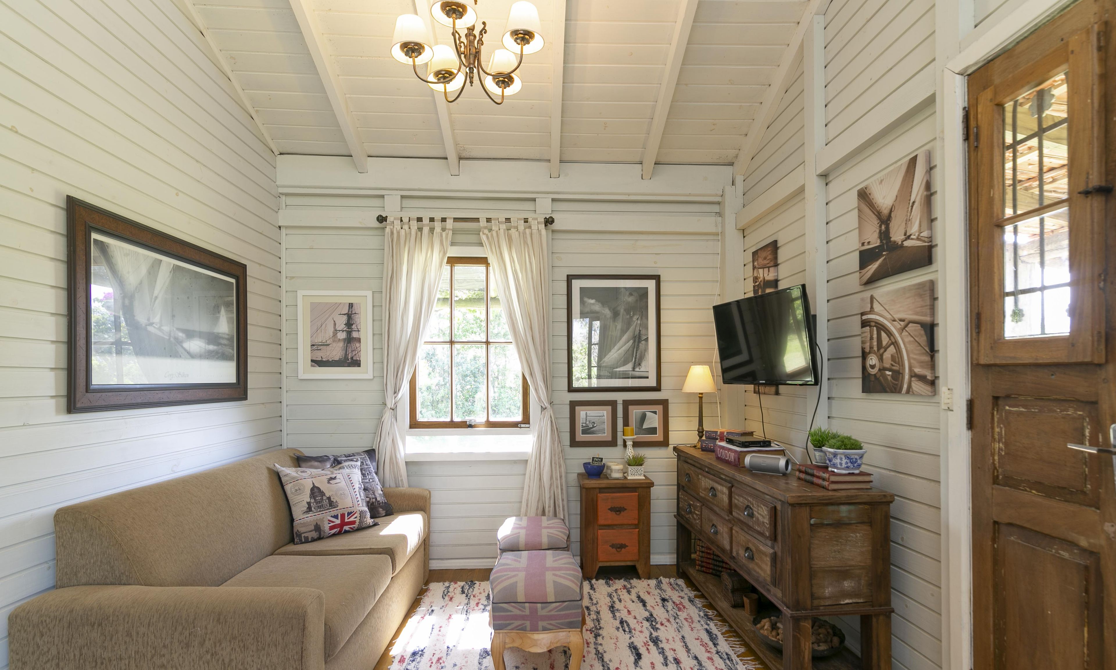 Casa Cottage | Living area | 32-inch Smart TV with satellite channels, TV