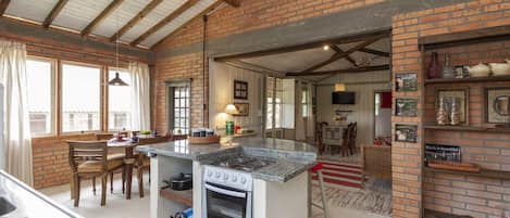 Refrigerador con freezer, microondas, horno, placa de cocina