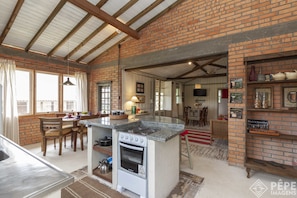 Refrigerador con freezer, microondas, horno, placa de cocina