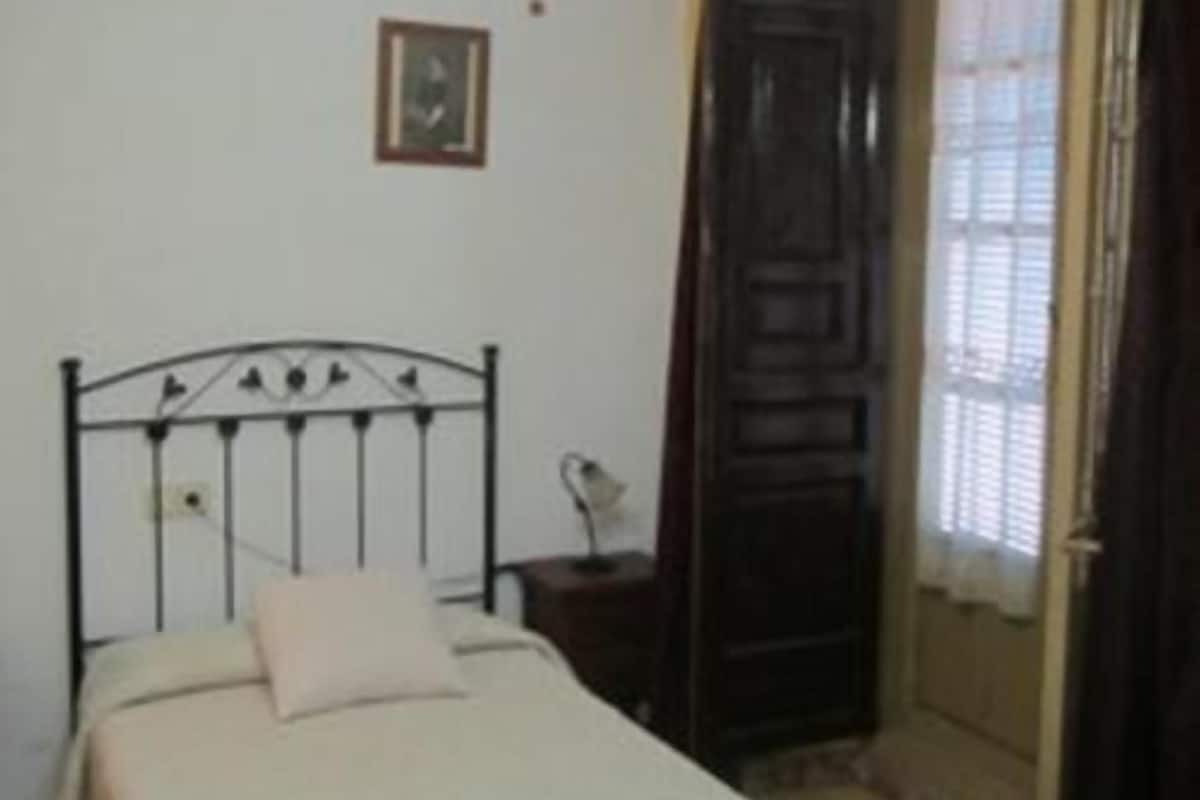 Single Room | WiFi (free), individually decorated, individually furnished, bed sheets