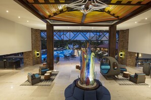 Interior - Perfect place to enjoy the dazzle of the ocean walk the beach and enjoy life. (Flamingos)