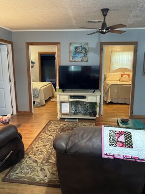 3 makuuhuonetta, silitysrauta/-lauta, ilmainen Wi-Fi, vuodevaatteet