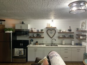 冷蔵庫、電子レンジ、オーブン、コンロ