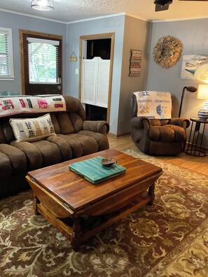 テレビ、DVD プレーヤー、書庫