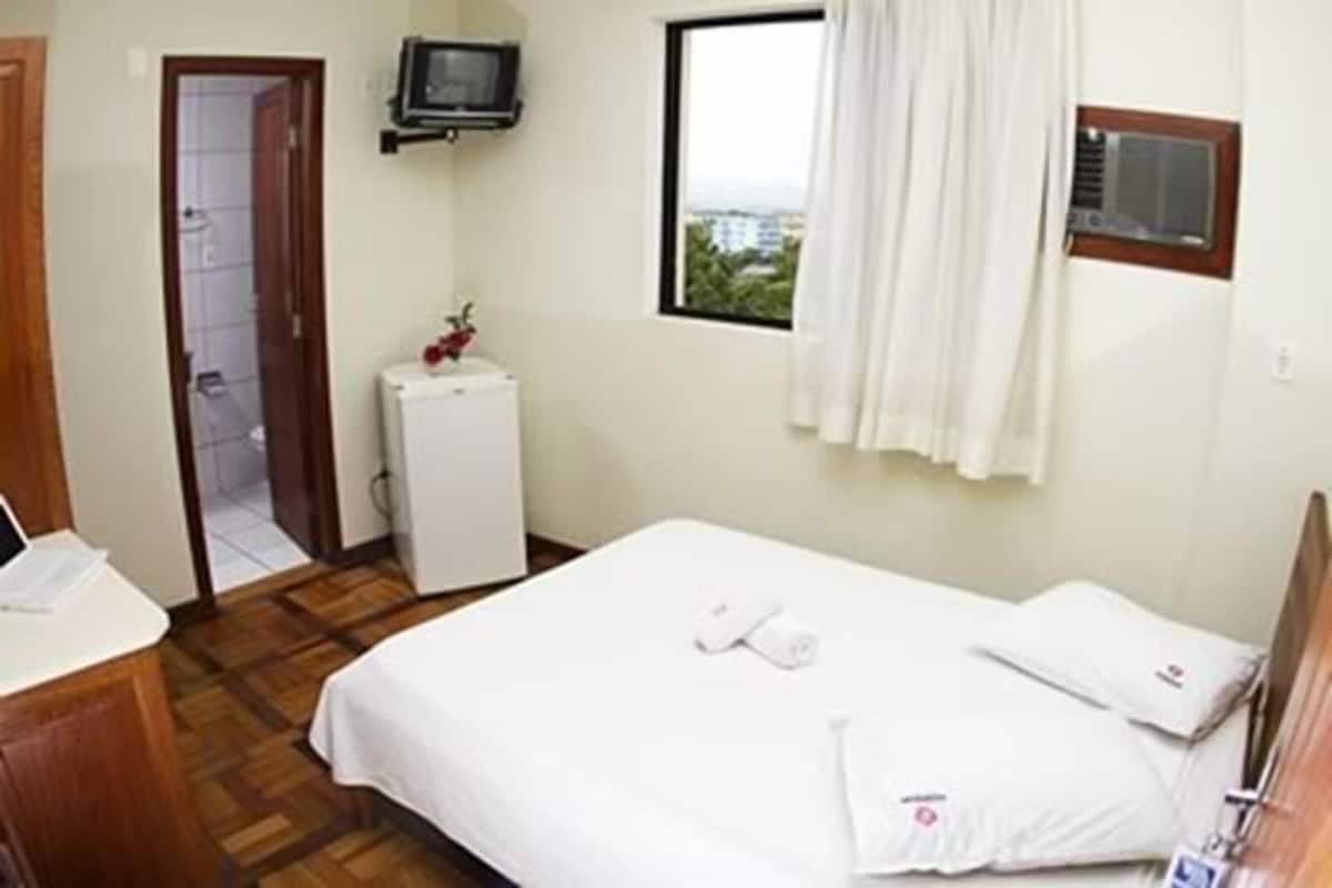 Habitación doble, para no fumadores | Minibar, tabla de planchar con plancha, wifi gratis y ropa de cama