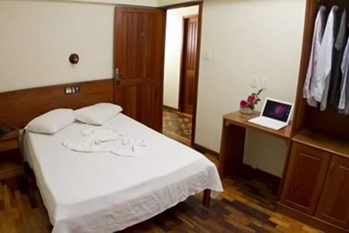 Minibar, tabla de planchar con plancha, wifi gratis y ropa de cama