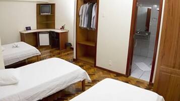 Quarto triplo, para não fumantes | Frigobar, ferros/tábuas de passar roupa, Wi-Fi de cortesia