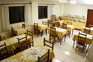 Free daily continental breakfast - Acomodare Hotel (Tubarao)