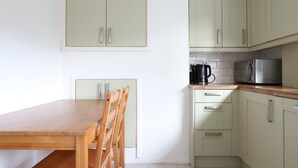 Frigorifero, forno, bollitore elettrico, freezer