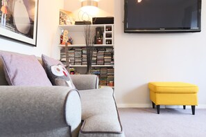 20-inch TV with digital channels - Cosy 1 Bedroom Apartment in the Heart of Wimbledon (London)