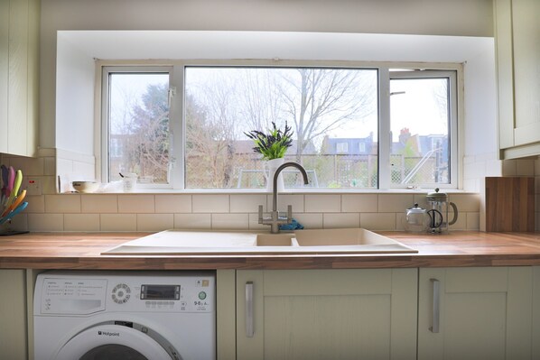 Fridge, oven, electric kettle, freezer - Cosy 1 Bedroom Apartment in the Heart of Wimbledon (London)