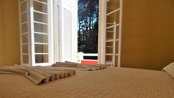 Frigobar, cortinas blackout, ferros/tábuas de passar roupa