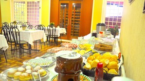 Un bufé con diferentes alimentos y una cafetera.