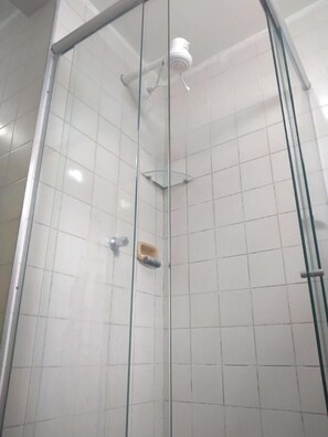 Dusche, kostenlose Toilettenartikel, Haartrockner, Bademäntel