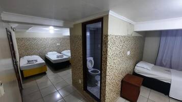 Frigobar, cortinas blackout, ferros/tábuas de passar roupa