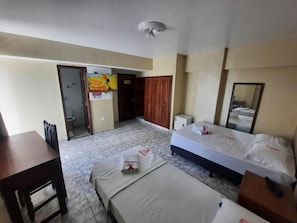 Een minibar, verduisterende gordijnen, een strijkplank/strijkijzer