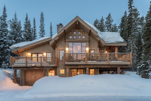 Book for Ski Season! Timeless, Ski-In/Ski-Out Lodge with Hot Tub and Views!