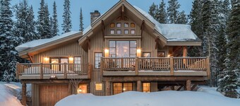 Book for Ski Season! Timeless, Ski-In/Ski-Out Lodge with Hot Tub and Views!