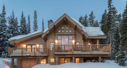 Book for Ski Season! Timeless, Ski-In/Ski-Out Lodge with Hot Tub and Views!