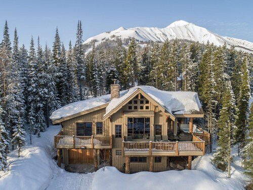 Book for Ski Season! Timeless, Ski-In/Ski-Out Lodge with Hot Tub and Views!