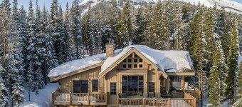 Book for Ski Season! Timeless, Ski-In/Ski-Out Lodge with Hot Tub and Views!