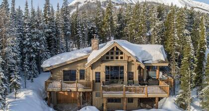 Book for Ski Season! Timeless, Ski-In/Ski-Out Lodge with Hot Tub and Views!