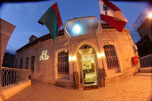 Façana frontal de l'allotjament (vespre/nit)
