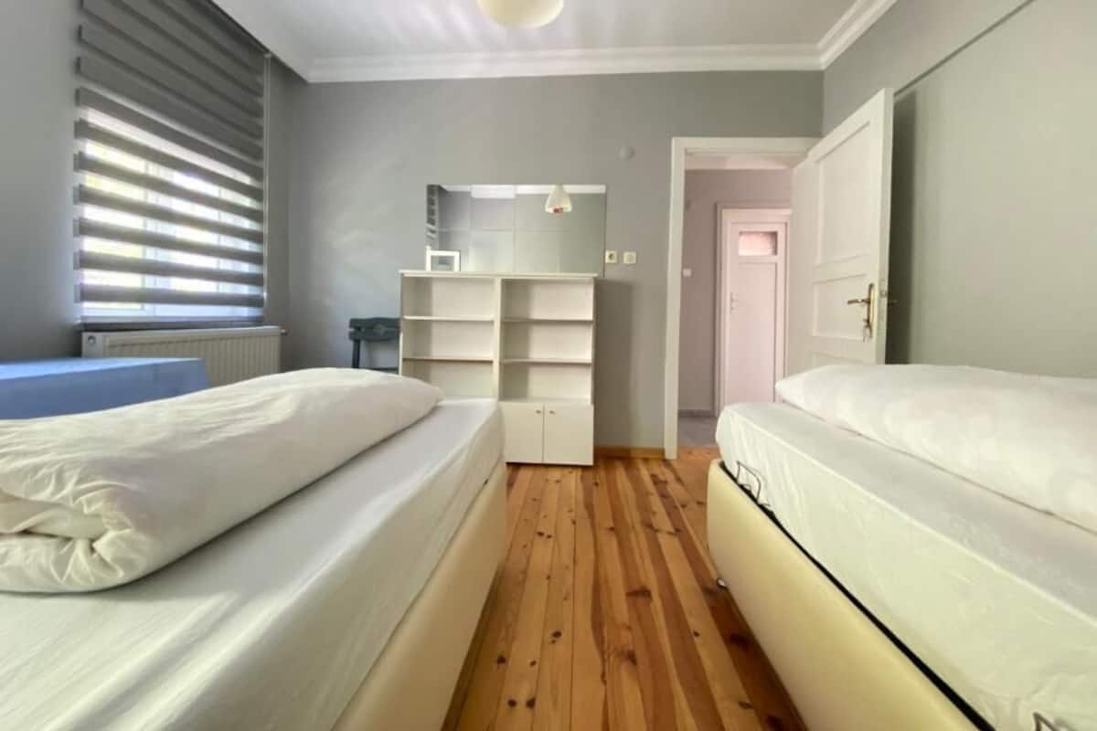 Quarto duplo clássico, 2 camas de solteiro (Shared Bathroom) | Área de estar | Brinquedos