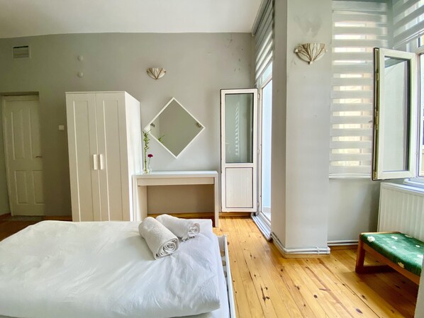 Full-size fridge, stovetop, cookware/dishes/utensils, spices - Windrose Hostel (Istanbul)