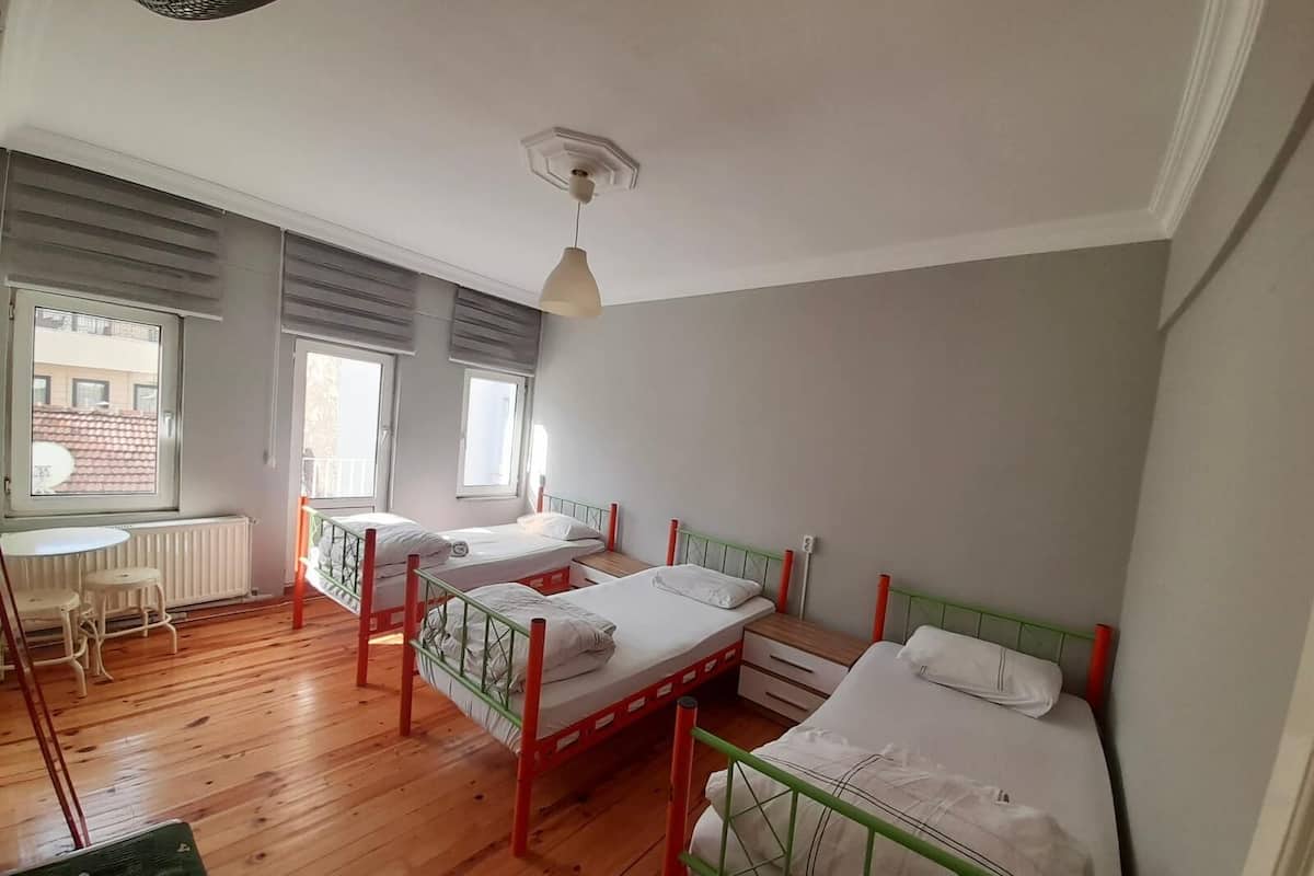Quarto triplo clássico (Shared Bathroom) | 1 quarto, roupas de cama premium, individualmente decorados