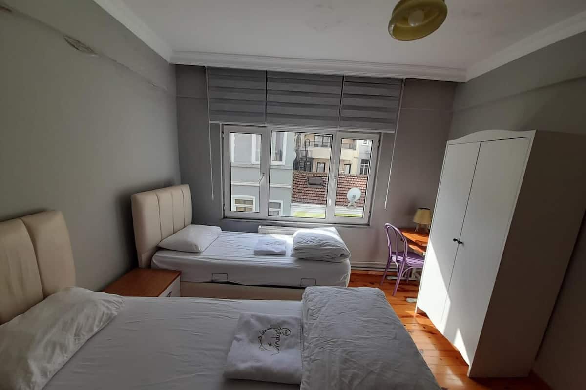 Quarto duplo urbano, 2 camas de solteiro, banheiro compartilhado | 1 quarto, roupas de cama premium, individualmente decorados