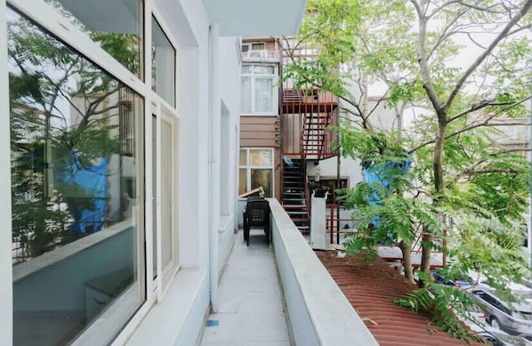 City-Zweibettzimmer, 2 Einzelbetten, Gemeinschaftsbad | Terrasse/Patio