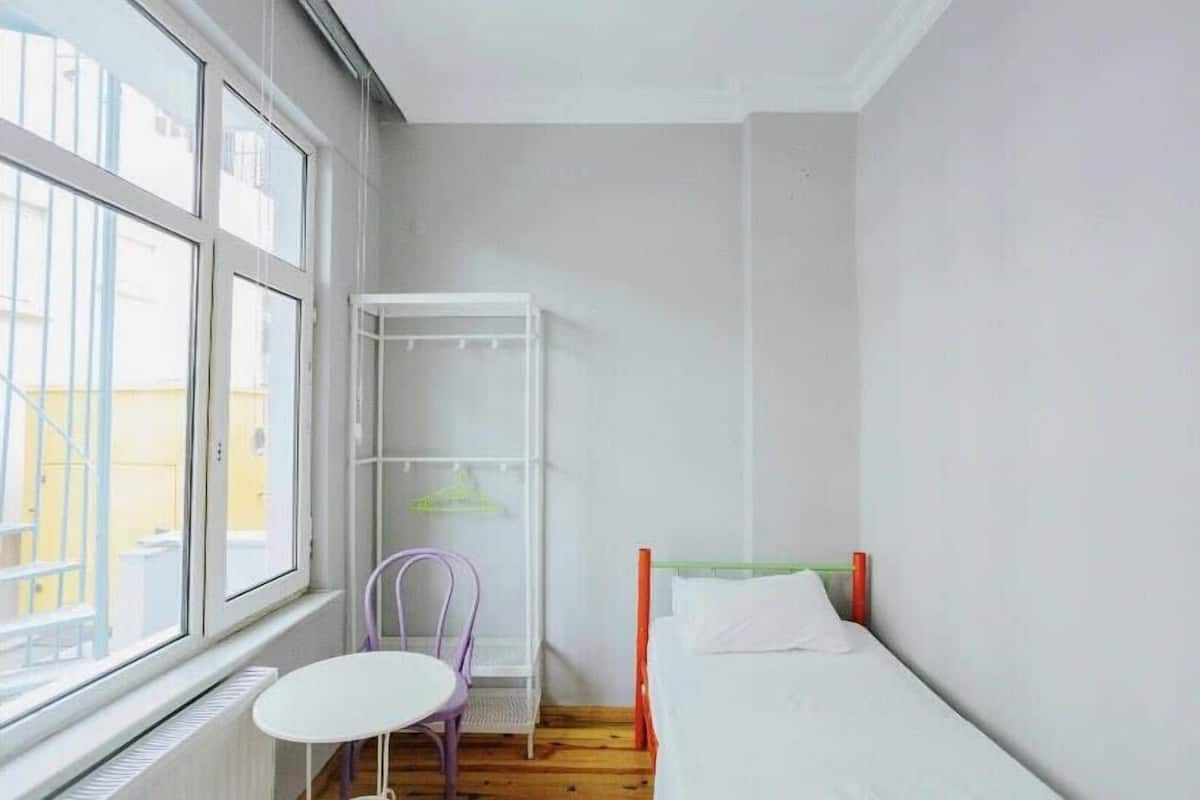 Quarto solteiro clássico (Shared Bathroom) | 1 quarto, roupas de cama premium, individualmente decorados