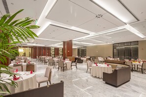 3 restaurants, breakfast, lunch, dinner served; seafood - Crowne Plaza Taiyuan Downtown by IHG (Taiyuan)