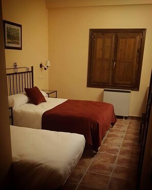 Rollaway beds, free WiFi, bed sheets, wheelchair access - El Molino de Rosa Maria Serrano (Monachil)