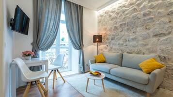 Deluxe Suite, Balcony (1) | In-room safe, desk, blackout drapes, soundproofing