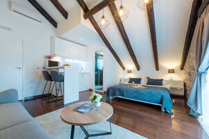 Un dormitorio moderno con cama, mesitas de noche y un espacio de escritorio.