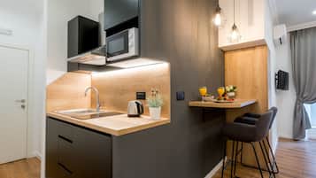 Deluxe Suite (3) | Private kitchen | Fridge, stovetop, electric kettle, cookware/dishes/utensils