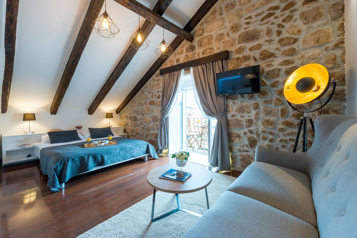 Deluxe Suite, City View (2) | Living area