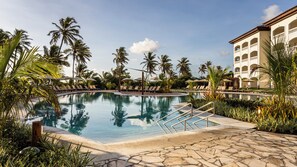 2 piscines extérieures, parasols de plage, chaises longues