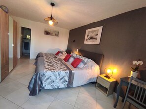 2 bedrooms, individually decorated, desk, soundproofing