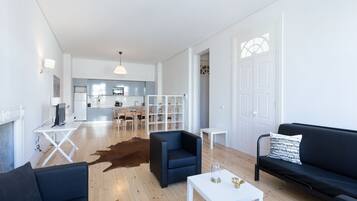 Apartamento superior | Cozinha privada | Geladeira grande, micro-ondas, fogão, cooktop