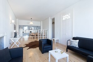 Superior Apartment | Private kitchen | Full-size fridge, microwave, oven, stovetop - Viriato by PCALE (Porto)