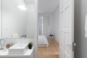 Apartment, Balcony, River View | Bathroom | Shower, free toiletries, hair dryer, bidet - Viriato by PCALE (Porto)