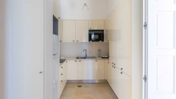 Apartamento, sacada, vista para o rio | Cozinha privada | Geladeira grande, micro-ondas, fogão, cooktop