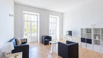 Apartamento, sacada, vista para o rio | Área de estar | TV LCD