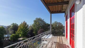 Apartamento, sacada, vista para o rio | Terraço/pátio